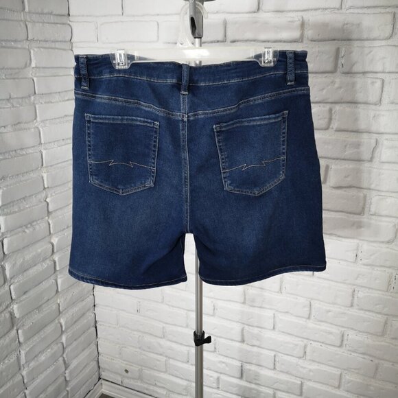 Parasuco Ladies Size 14 Medium Wash Straight Legs Denim Shorts - Picture 2 of 13